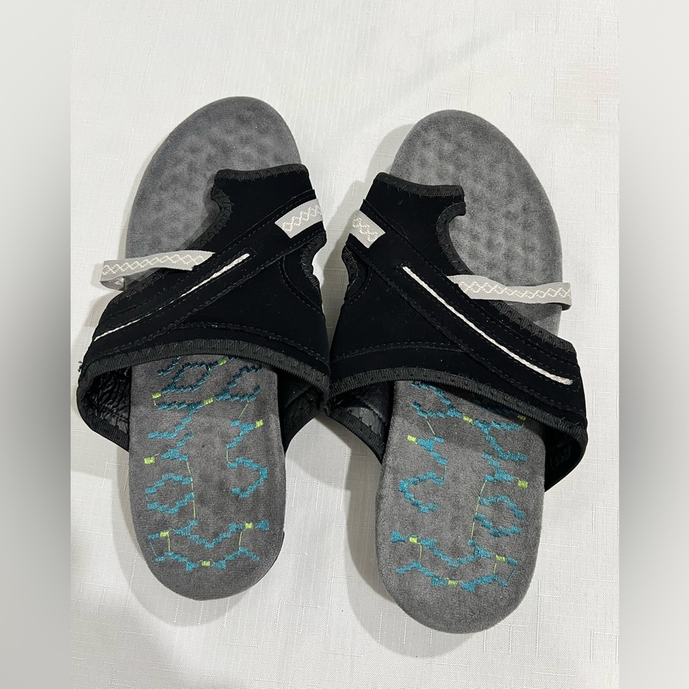 Size 7 Comfortable Black Flip Flops